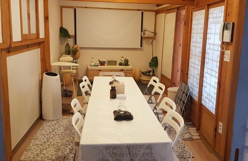 Gahoe-dong Casa | 52salon Hanok Guesthouse