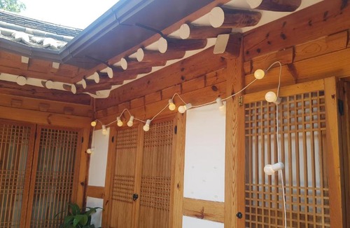 Gahoe-dong Casa | 52salon Hanok Guesthouse