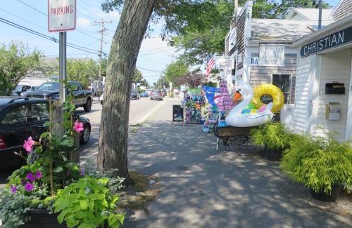 Harwich Port Casa | 530 Route 28 Harwich Port Cape Cod - - The Pineapple House