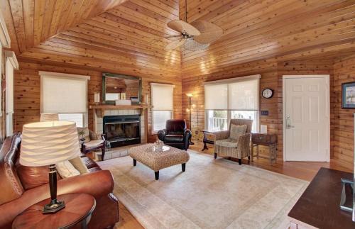 Pelican Bay Casa | 54 Pelican Bay by AvantStay Steps from Beach Community Pool