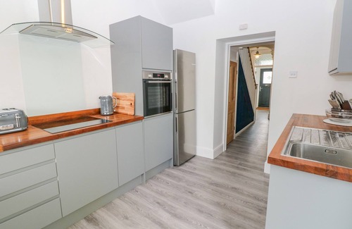 Burry Port Cabaña | 54 PENCOED ROAD, pet friendly, with hot tub in Burry Port