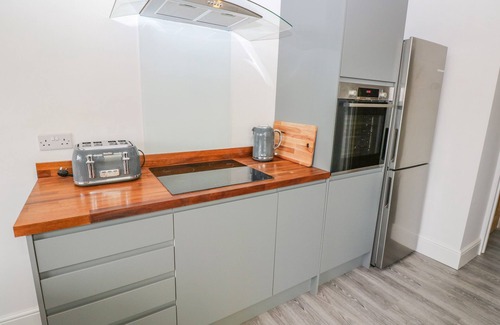 Burry Port Cabaña | 54 PENCOED ROAD, pet friendly, with hot tub in Burry Port
