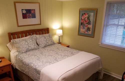 Brevard Cabaña | $ 545 a la semana, $ 1,245 al mes (más impuestos y tarifas de VRBO).