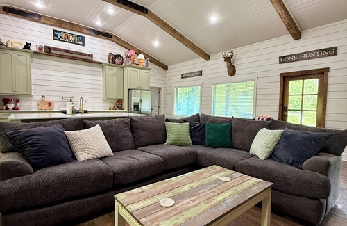 Kedron Cabina | 55 ACRE GATED ESTATE, RUSTIC MOUNTAIN LODGE, SPRINGWATER LAKE, HIKING & FISHING