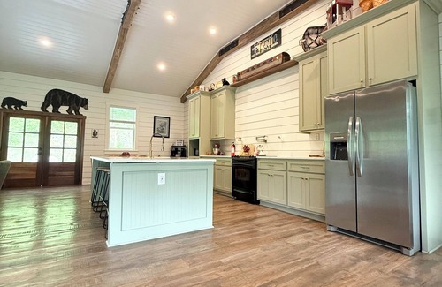 Kedron Cabina | 55 ACRE GATED ESTATE, RUSTIC MOUNTAIN LODGE, SPRINGWATER LAKE, HIKING & FISHING