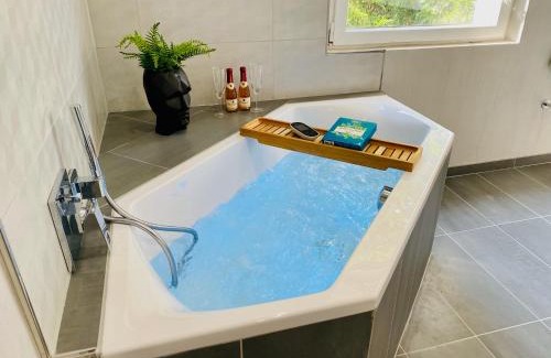 Geisenkopf Apartamento | 55 qm Apartment mit Whirlpool Saarbrücker Uni Nähe