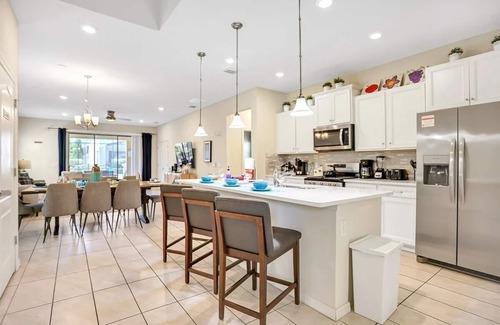 Loughman Casa | 5548 Solterra Stay | Queen Bed + Shared Bathroom
