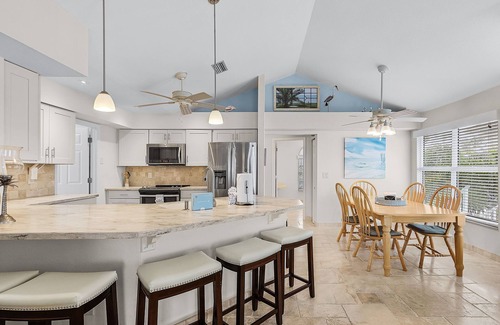 Mid Island Casa | 5550 Palmetto Paradise: 3BR w/ Gulf Views, Heated Pool
