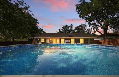 Park Central Casa | 5BD,2BA Cheerful Retreat with Backyard