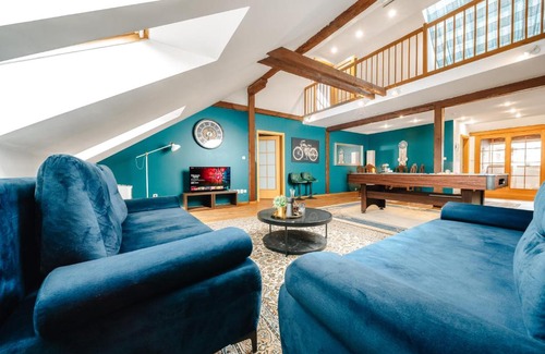 Smichov Apartamento | 5BD Duplex - Billiard - Home Cinema - Central