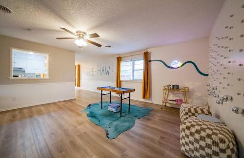 Bowie Casa | 5BD Eclectic Home, Lubbock, BBQ, Downtown 10mins