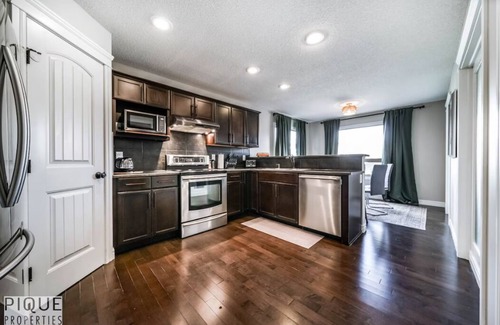 Southeast Edmonton Casa | 5BD Jungle Oasis - HotTub - BBQ - KingBed - Games - Garage