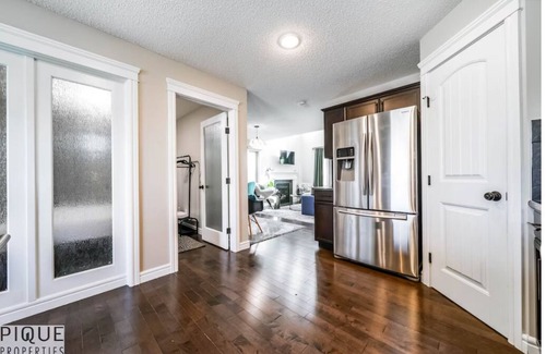 Southeast Edmonton Casa | 5BD Jungle Oasis - HotTub - BBQ - KingBed - Games - Garage