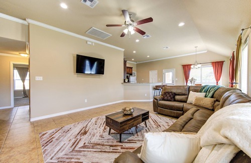 College Station Casa | 5BD Retreat - Pool Access & Bkyd - 5 Mins to T A&M - Pet Friendly!