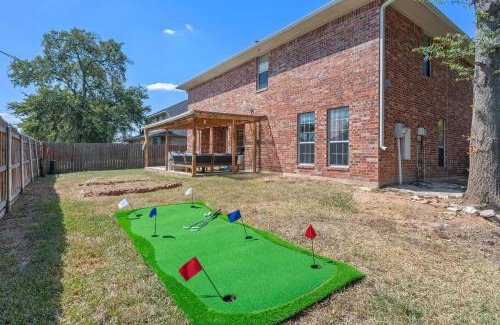 Southern Plantation Casa | 5BD Texas Charm - Play Ball Theme & Backyard