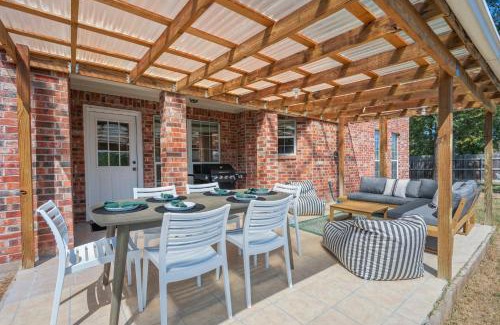 Southern Plantation Casa | 5BD Texas Charm - Play Ball Theme & Backyard