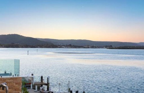 Blackwall Casa | 5BDRM Panoramic Waterfront Jetty and Pool