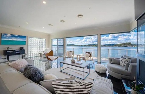 Blackwall Casa | 5BDRM Panoramic Waterfront Jetty and Pool