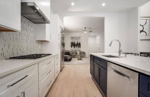 Sandy Springs Casa | Modern Luxury sleeps up to 10 - 5 Beds and 6 Baths