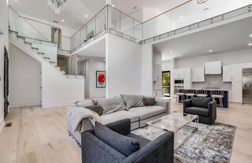 Sandy Springs Casa | Modern Luxury sleeps up to 10 - 5 Beds and 6 Baths
