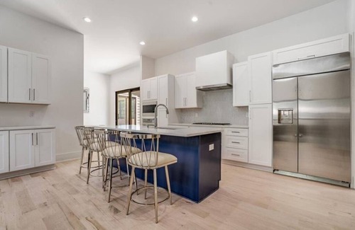 Sandy Springs Casa | Modern Luxury sleeps up to 10 - 5 Beds and 6 Baths