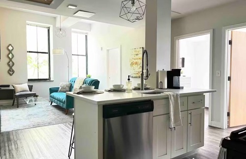Downtown Apartamento | 5BR 2BA Sleeps 10 Downtown Near CC/Theaters