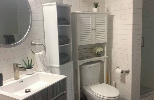 Downtown Apartamento | 5BR 2BA Sleeps 10 Downtown Near CC/Theaters