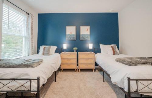 Wilmington Casa | 5BR 3B, Sleeps 13, Pet Friendly, Garage - Blue