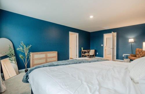 Wilmington Casa | 5BR 3B, Sleeps 13, Pet Friendly, Garage - Blue
