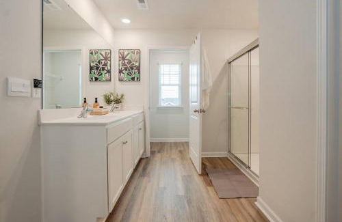 Wilmington Casa | 5BR 3B, Sleeps 13, Pet Friendly, Garage - Blue