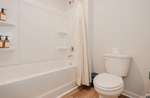 Wilmington Casa | 5BR 3B, Sleeps 13, Pet Friendly, Garage - Blue