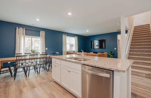 Wilmington Casa | 5BR/3B, Sleeps 13, Pets+, Garage - Blue