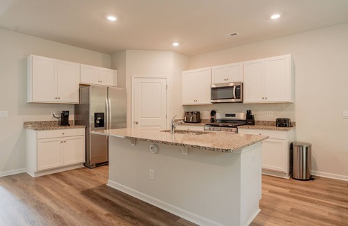 Wilmington Casa | 5BR/3B, Sleeps 13, Pets+, Garage - Blue