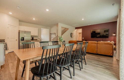 Wilmington Casa | 5BR/3B, Sleeps 13, Pets+, Garage - Maroon