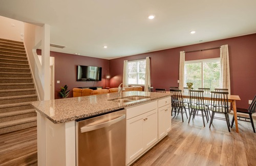 Wilmington Casa | 5BR/3B, Sleeps 13, Pets+, Garage - Maroon