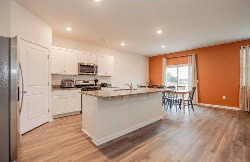 Wilmington Casa | 5BR/3B, Sleeps 13, Pets+, Garage - Orange