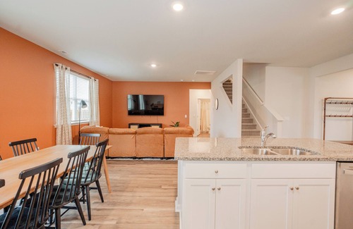 Wilmington Casa | 5BR/3B, Sleeps 13, Pets+, Garage - Orange