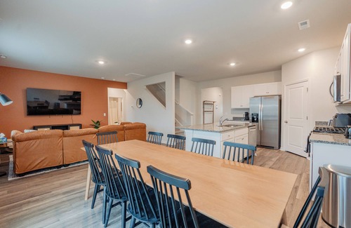 Wilmington Casa | 5BR/3B, Sleeps 13, Pets+, Garage - Orange