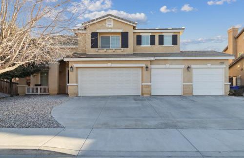 Victorville Casa | 5BR 3BA Home - King Beds - Fast Wifi home
