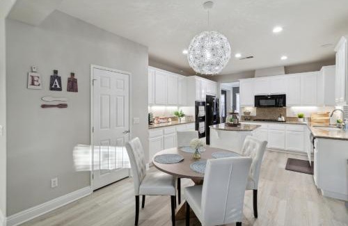 Victorville Casa | 5BR 3BA Home - King Beds - Fast Wifi home