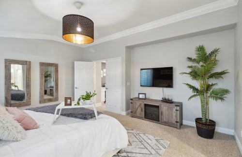 Victorville Casa | 5BR 3BA Home - King Beds - Fast Wifi home