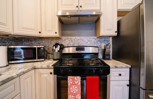 Falls Church Casa | 5BR/4BA HomeI Backyard in VA!