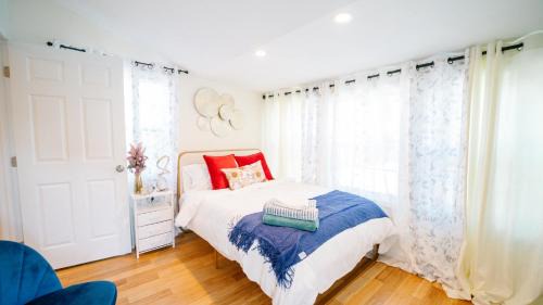 Falls Church Casa | 5BR & 4BA Lovely House with Beautiful Backyard in VA