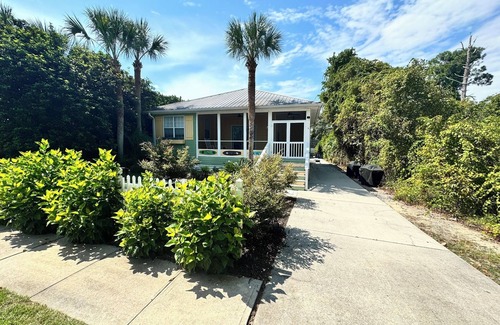 Crystal Beach Cabaña | 5BR/4BR Oasis w/Pool, Bar, Firepit – Sleeps 14, multi-family, <5 Mins to Beach!