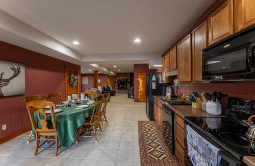 Slaty Fork Cabina | 5BR Chalet | Hot Tub Fire Pit Fall Retreat 3 Kings