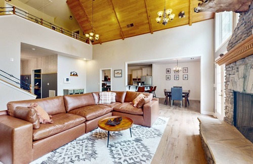 Sylva Casa | 5BR Charming home with Hot tub, Game room and Front Deck