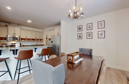 Sylva Casa | 5BR Charming home with Hot tub, Game room and Front Deck