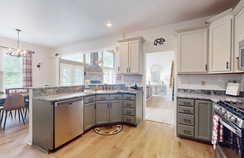 Sylva Casa | 5BR Charming home with Hot tub, Game room and Front Deck