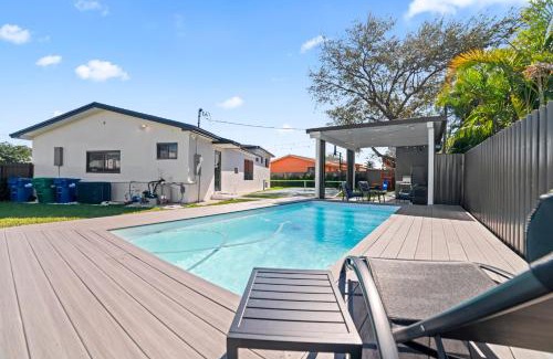 Miami Gardens Casa | 5BR Entertainer's Dream Pool, Courts & Game Room L38