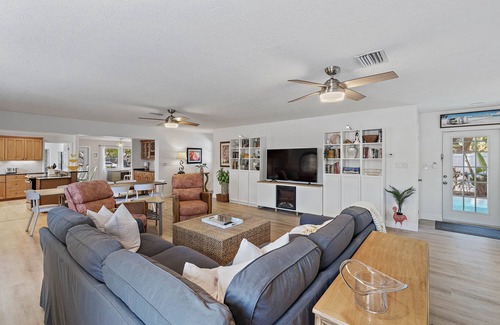 Gulfport Casa | 5BR family home w/ Heated Pool ! Enjoy St Pete & the BEACH